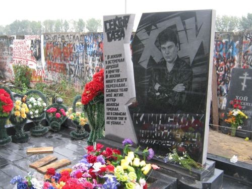 Памятник на могиле Юрия Хоя